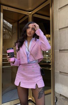 Christmas Tea Party Outfit, Pink Outfits Aesthetic Baddie, Pink Winter Outfits, Outfit Cumpleaños, Winter Birthday Outfit, Outfit Informal, Fashion Outfits Dresses, University Girl, Classy Winter Outfits