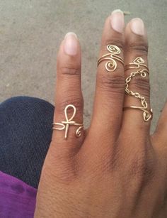 The center ring in the picture. One size fits most. Can be adjusted to fit sizes 3 to 8. Message me if you need a bigger size. Can be worn as a top finger ring or toe ring as well. Mystical Accessories, Ankh Ring, Nose Cuffs, Diy Wire Jewelry Rings, Wire Earrings Handmade, Nose Cuff, Bijoux Fil Aluminium, Nose Piercing Jewelry, Spiral Ring