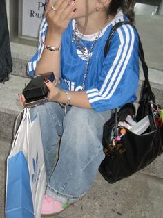 Adidas Jersey Outfit Women, Old Adidas Clothes, Adidas Jersey Outfit, Addidas Outfits Women, Adidas Jacket Outfit Street Style, Adidas Aesthetic Outfit, Adidas Tshirt Outfit, Adidas Zip Up Outfit, Adidas Outfit Aesthetic