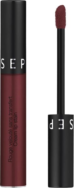 Bästsäljaren bland flytande läppstift!

Fördelar:
- En matt finish och intensiv färg som förblir intakt hela dagen.
- Upptäck läppstiftet från SEPHORA COLLECTION som aldrig kladdar.
- Dess krämiga konsistens förvandlas till en ljus sammetsslöja på läpparna.
- Med avokadoolja, för kompromisslös komfort. 
- Exakt applikator som gör det möjligt att använda precis rätt dos. Sephora Lipstick Matte, Sephora Liquid Lipstick, Make Up Morado, Sephora Collection Cream Lip Stain, Sephora Lipstick, Cream Lip Stain, Queen Alexandra, Green Eyeshadow, Sephora Collection