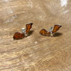 Nwot Amber Bat 925 Sterling Silver Earrings. Brand New, Never Worn. Marked 925 Genuine Amber Halloween Amber Earrings, Earrings Color, 925 Sterling Silver Earrings, Color Orange, Sterling Silver Earrings, Silver Earrings, Bat, Amber, Jewelry Earrings