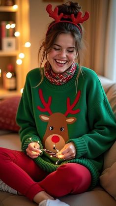 Christmas Sweater Outfit, Vsco Style, Preppy Grwm, Christmas Studio, Christmas Sweater Outfits, Preppy Vsco, Trendy Date Night Outfit, Christmas Outfit Ideas, Trendy Christmas Outfits