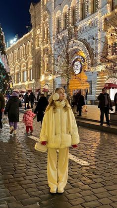 5 Best & Aesthetic Europe Travel Outfits Ideas | Old Money Outfits Switerzerland Outfits Winter, 90s Snow Outfit, Cold Winter Outfits Colorful, London Street Style Winter 2024, Winter Jackets Aesthetic, Unique Winter Outfits, Winter Outfit Snow, Mode Au Ski, December Outfits