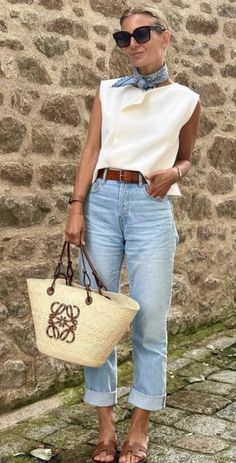 Chic Spring Outfits 2024, Straw Bag Outfit Summer, Summer Weekend Outfit, Stylish Outfits For Women Over 50, Elegante Casual, Casual Chic Outfit, Casual Work Outfits, Wardrobe Style, Fashion Over 40