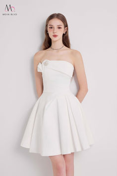 Exuding sophistication, the strapless design and pleated brocade taffeta fabric of this dress are accompanied by a mini length that adds a touch of effortless style. Mean Blvd, Buy Clothes Online, Taffeta Fabric, Silk Crepe, Online Fashion Stores, Dress Backs, Xl Dress, Dresses Xs, Online Clothing