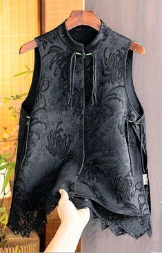 Black Sleeveless Vest For Spring, Black Denim Vest For Spring, Style Désinvolte Chic, Blouse Casual Fashion, Lace Side, Couture Mode, Stylish Clothes For Women, Mode Inspo