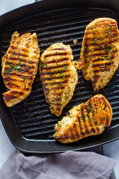 Learn how to make the best tender, juicy and delicious chicken breasts right on your stove-top in a grill pan Grilled Chicken On Stove, Pan Grilled Chicken Breast, Grill Chicken Breast, Grill Pan Recipes, Pan Grilled Chicken, How To Grill Chicken, Easy Grill, Stove Top Chicken, Stove Top Grill