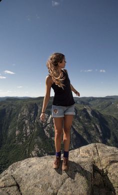 Shorts Hiking Outfit, Hiking Shorts Women, Rock Climbing Workout, Climbing Outfit Woman, Climbing Outfits, Adventure Girl, Hiking Outfit Women