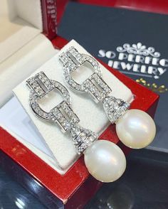 We are presenting you a HUGE pair of Art Deco, CHANDELIER, Genuine, LUSTROUS PURE WHITE, South Sea Pearls, extremely FINE AA+, LUSTROUS and Rare! Accenting the 2 pearls are 98 pieces of E/VS Natural diamonds, weighting a total of 1.58 carats. Set in GORGEOUSLY designed 18K solid white gold Art Deco earrings! PERFECT FOR SPECIAL OCCASIONS! SO BIG AND GORGEOUS! EVERYONE WILL FALL IN LOVE WITH THEM THE MINUTE THEY SEE YOU WEARING THEM! ONLY ONE ITEM AVAILABLE!! NO DUPLICATES!! WHAT YOU SEE IN THE P Gold Art Deco Earrings, Deco Chandelier, Earrings Chandelier, Golden South Sea Pearls, Deco Earrings, Gold Art Deco, Natural Cream, Vs Diamond, Bracelet Design