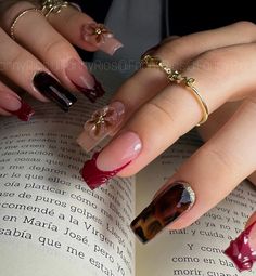 Vean que preciosas!🍷 #nails #nailart #naildesign #tendencia #tinto #flor #dorado #relieve #viral #elegantes #libro Nails Nailart, Stylish Nails, Nail Inspo, Acrylic Nails, Nail Designs, Nails