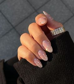 Chrome Details, French Tips, & 18 More Trendy Designs For Short, Almond-Shaped Nails Dance Nails, Nye Nails, New Years Nail Designs, Unghie Nail Art, Nail Art Wedding, Round Nails, New Year's Nails, Bridal Nails