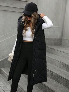 Black Long Sleeveless Vest Outfits, Long Hooded Puffer Vest Outfit, How To Style Long Puffer Vest, Long Gilet Outfit Women, Long Puffy Vest Outfit, Long Vest Outfit Winter, Vest Coat Outfits For Women, Black Puffer Vest Outfits For Women, Long Black Vest Outfit