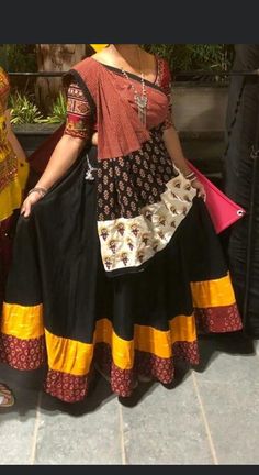 Garba Lengha, Dupatta Designs Ideas, Dandiya Dress, Choli Blouse Design, Rajasthani Dress, Traditional Blouse Designs, Indian Bride Outfits