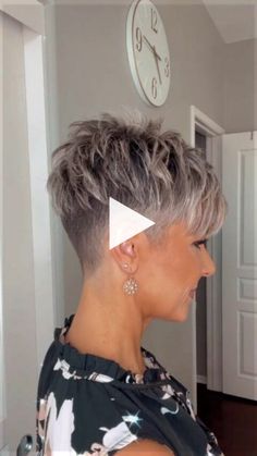 ▷ ▷kratkovlasky.cz on Instagram WE SIMPLY ???? THIS SUPER SHORT PIXIE INSPIRATION BY gorgeous @sharaleesboxofchocolates ???? # undercut pixie haircut diy, undercut pixie haircut design, !! Super Short Pixie, Easy Trendy Hairstyles, Dye Ideas