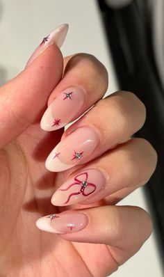 Snowflake And Bow Nails, Bow And Star Nails, Cherry Themed Nails, Christmas Nail Art Designs Snowflakes, White Bow Nails, Pink Star Nails, Subtle Christmas Nails, Elegant Christmas Nail Designs, Concert Nails