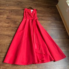 - Designer = Carolina Herrera. - Size = 12. - Made In Usa . - 100% Silk Shelf And 100% Silk Lining. - Color = Red.1 - Designer Carolina Herrera Split Front Split Flared Bottom Women’s Size 12 -Neck Red Gown With Bow.2 - Genuine And Authentic Or Your Money Back. - Length Measured From The Front, From Seam Of Shoulder Blade To Bottom Tip Of Dress = - Make A Powerful Statement In This Piece. For All Of Your Formal Events And Evenings. Just A Beautiful Timeless Piece. Red A-line Maxi Dress For Wedding, Red Sleeveless Gown For Spring, Red Satin A-line Maxi Dress, Red Silk Floor-length Evening Dress, Fitted Red Silk Gown, Elegant Red Summer Gown, Red Silk Floor-length Gown, Red V-neck Cocktail Gown, Red Silk Maxi Dress With Fitted Bodice