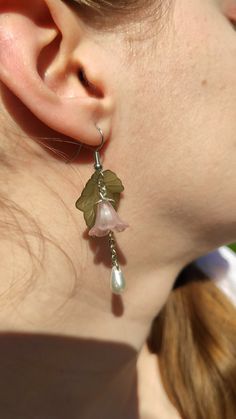 These dangly earrings come straight from a secret garden. Dark green ivy is paired with a pearl and flower bead of your choice. Accented by a delicate faux pearl drop. Length can be customized upon request. CUSTOM OPTIONS PRIMARY COLOR refers to the flower bead. SECONDARY COLOR refers to the metal. Dangly Flower Earrings, Flower Bead Earrings, A Secret Garden, Diy Jewelry Earrings, Green Ivy, Daisy Earrings, Dangly Earrings, Threader Earrings, Beads And Wire