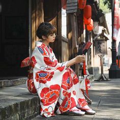 Red Kimono Traditional, Around The World Outfits, Red And White Kimono, Kimono Robes Pattern, Kimono Outfit Japanese, Japanese Kimono Fashion, Geta Sandals, Furisode Kimono, Kimono Art