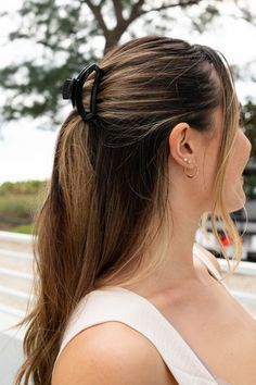 Our Open Hair Clip offers the same incredible advantages as our Classic Claw Clip, but with a unique open-style design that allows your hair to show through. Say goodbye to breakable clips! We have perfected the hair tie and now have re-invented the hair clip. Each clip has bendable teeth that take back to shape, they work on all hair types and have a strong hold. Hold your hair and enhance your style with the new TELETIES Clip! Small clips are great for thin hair and half-up hairstyles. The sma Small Hair Clip, Nine Line Apparel, Open Hair, Tight Braids, Thick Hair Styles Medium, Small Hair Clips, Open Hairstyles, Half Up Hair, Long Jumpsuits