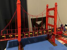 a model of the golden gate bridge is shown