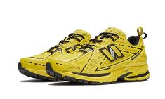 Après avoir revisité la 2002R, New Balance et Ganni collaborent de nouveau ensemble. Cette fois-ci sur la 1906R. Cette New Balance 1906R Ganni Yellow présente une tige respirante en mesh jaune vif, accompagnée de superpositions en cuir synthétique ton sur ton. Des détails noirs apportent une touche de contraste. Comme sur la 2002R, une double tirette trône au niveau du talon. SKU : M1906RGADate de sortie : Août 2023Colorway : BLAZING YELLOW/BLACK... En voir plus New Balance Yellow, New Balance 992, 70s Converse, New Balance 1906r, Nike X Travis Scott, Ugg Ultra Mini, Yellow Watches, Converse Run Star Hike, Low Air Jordan 1