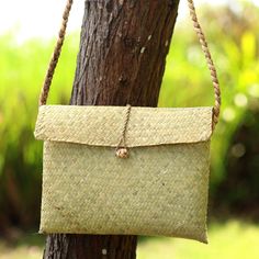 Add a natural look to your ensemble with this woven shoulder bag from Balinese artisan team Dewa Brothers. Crafted from woven water hyacinth reeds the bag features a woven pattern in a natural color a long strap that fits comfortably on your shoulder and a simple yet elegant flap closure secured with a single button. Weaving Bag, Flax Weaving, Woven Handbags, Water Hyacinth, Straw Bags, Woven Pattern, Street Style Winter, Weaving Art, Simple Bags