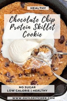 A truly extremely easy Chocolate Chip Protein Skillet Cookie made with a few healthy ingredients. This chocolate chip protein cookie uses applesauce, almond butter and protein powder, has no sugar and is quite a low calorie recipe! Cookie Butter Bars, Low Calorie Recipe, Protein Chocolate Chip Cookies, Low Calorie Cookies, Low Cal Dessert, Healthy Breakfast Snacks, Low Calorie Protein, Protein Cookie, Chocolate Chip Cookie Cake