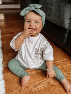 ♥ This super sweet set of leggings and Top Knot or tiny knot headbands is great for preemies, newborns, babies and toddlers! Each piece is flawlessly handmade, stylish for your baby and makes a great gift that anyone can be proud to give to a lucky mom and baby. 💌 GET 10% OFF YOUR 1ST ORDER! When you join our mailing list --> http://bit.ly/DudisDesignEtsy ♥ ABOUT THIS SET ⚬ Sizes preemie to 3T. ⚬ Made of a soft and stretchy Ribbed knit fabric that feels great to the touch, wears well and looks Newborn Coming Home Outfit, Look Legging, Toddler Pants, Outfit Cute, Baby Fits, Sea Spray, E Mc2, Ribbed Leggings, Coming Home Outfit