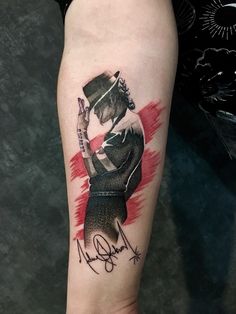 Татуировка Майкл Джексон на красном фоне, в шляпе, с подрисью Michael Jackson Tattoo Design, Michael Jackson Nails, Michael Jackson Scream, Full Hand Tattoo