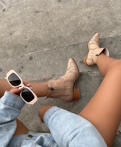 Nashville Boots Outfit, October Nashville Outfits, Lane Boots Outfit, Nashville In October Outfits, Nashville Summer Outfits 2023, What To Wear In Nashville Summer Over 40, Cowgirl Booties Outfits, Nashville Broadway Outfit, Cowboy Booties Outfit