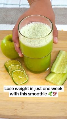 Lose weight in a week with this smoothie! Discover the delicious blend that helps you shed pounds effortlessly. #WeightLossSmoothie #HealthyLiving #DietTips Lose weight in a week with this smoothie. #naturalremedy #homeremedies #weightloss #bellyfat #healthyfood #remedy #fatloss #greentea. Tiktok credit: @toprecipes.1 I Feel Fat, Feel Fat, High Protein Smoothies, Drinks Smoothies, Lose 25 Pounds, Smoothie Diet Plans, Diet Drinks