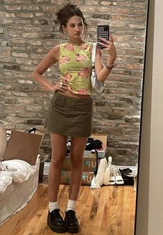 Cargo Skirt Outfit Ideas, Green Mini Skirt Outfit, Vintage Skirt Outfit, Green Skirt Outfits, Cargo Skirt Outfit, Cargo Skirts, Skirt Outfit Summer, Short Skirts Outfits, Skirt Outfits Summer