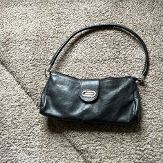 Vintage Vera Pelle Leather Black Fold Over Clasp Shoulder Bag In Amazing Condition! 12” Length, 6” Height, 2” Width At Widest 26” Strap Found On Google Lens Bought In Italy Italian Leather Purse, Brown Leather Crossbody Purse, Boho Crossbody Bag, Classic Purse, Red Leather Purse, Red Leather Handbags, Bags Vintage, Small Crossbody Purse, Crossbody Tote Bag