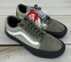 New Vans Off The Wall Men's Old Skool Pro Skateboard Shoe Dusty Olive Size 4 NWB Brand: Van's Type: Men's Shoes Style: Old Skool Pro Skateboard Style #: 721454 Color: Olive / Sage Size: US 4 / EUR 35 / UK 3 Condition: New with Box / NWB Country of Manufacturer: China Stock Number: Rack Cool Shoes For Men, Vans Old School Shoes, Vans Outfit Men, Sneakers Shoes For Men, Skateboard Style, Fall Fashion Shoes, Mens Vans Shoes, Cool Shoes