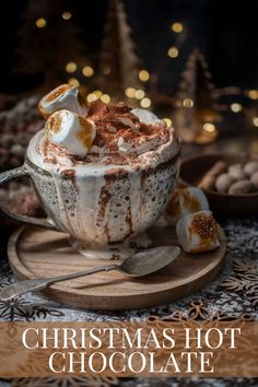 Christmas hot chocolate on a wooden plate with christmas lights in the background. Instant Hot Chocolate, Italian Hot Chocolate, Hot Chocolate Toppings, Spicy Hot Chocolate, Gingerbread Hot Chocolate, Homemade Hot Cocoa, Best Christmas Recipes, Christmas Hot Chocolate, Hot Coco