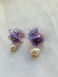 Real dry hydrangea flowers sealed in gel, with 18K gold plated ear hooks, so the earrings can last a very long time without fade or damage Dried Hydrangeas, Green Hydrangea, Casual Earrings, Hydrangea Flowers, Fresh Water Pearls, Hydrangea Flower, Water Pearls, Green Item, Threader Earrings