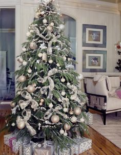 Extremely Lovely & Cute Coastal Christmas Decorations Ideas- Cozy DIYs Coastal Christmas Decorations, Christmas Decorations Ideas, Halloween Mason Jars, Traditional Holiday Decor, Christmas Candle Decorations, Christmas Front Porch, Halloween Door Decorations, Beach Diy