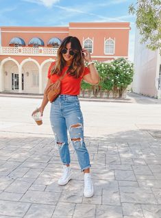 Casual Converse Outfit Summer, Outfit With Jeans And Sneakers, Mom Jean Outfits Summer, Converse Outfit Ideas For Women, Chic Sneaker Outfits Summer, Spring Sneakers Outfit, Jeans And Sneakers Outfit Casual, Sneaker Outfits Women Summer, Miami Outfits Summer