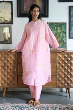 Pink tunic dress featuring drop shoulder with floral hand embroidery with pleated sleeves. - Aza Fashions Tunic Dress Patterns, Pink Tunic Dress, Peach Clothes, Floral Hand Embroidery, Embroidered Tunic Dress, Pink Tunic, Pleated Sleeves, Embroidery Floral, Embroidered Tunic