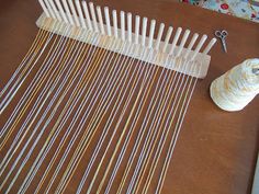 there are many different types of knitting needles on the table