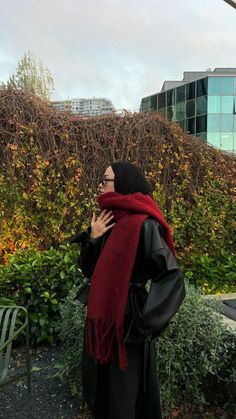 Hijabi Winter Outfits, Red Hijab, Modest Girly Outfits, Comfy Fall Outfits, Winter Outfits Aesthetic, Muslim Outfits Casual, Hijabi Fashion Casual, Winter Fashion Outfits Casual, Hijabi Outfits Casual