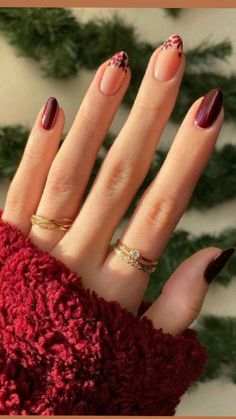 Nail Designs Feminine, Autumnal Floral Nails, Romantic Fall Nails, Christmas And Fall Nails, Autumn Style Nails, Cute Autumn Nail Designs, Maroon Floral Nails, Floral Autumn Nails, Autumn Nail Art Ideas