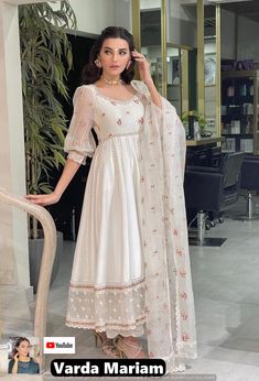 Desi Dress, Traditional Indian Dress, Pakistani Dresses Casual, Pakistani Fancy Dresses, Beautiful Pakistani Dresses, Salwar Kamiz, Indian Dresses Traditional, Traditional Indian Outfits, Simple Pakistani Dresses