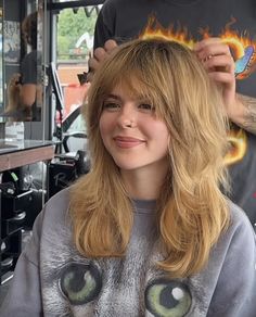 Medium Layered Haircuts Round Face, Coupe Wolf Cut, Wolf Cut Hair Round Face, Clairo Haircut, Wolf Cut Round Face, 70s Haircuts, Shaggy Long Hair, Mom Hair, Haircut Inspo