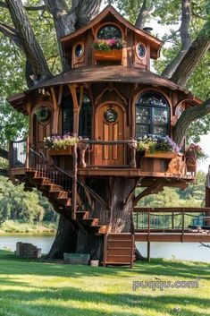 a tree house built into the side of a tree