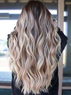 Natural-Looking Blonde Hair with Dark Roots Blonde W Dark Roots, Dark Roots And Blonde Hair, Cool Blonde Hair Color Dark Roots, Darker Roots Blonde Hair, Blonde Highlights Dark Roots, Dark Roots With Blonde Hair, Brown Roots Blonde Hair, Blonde With Brown Roots, Dark Roots Blonde Hair Balayage