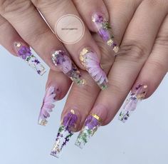 Stilleto Flower Nails, Garden Inspired Nails, Fairy Garden Nails Design, Jelly Tips Nails, Nails With Flowers Inside, Floral Coffin Nails, Glitter Butterfly Nails, Fairy Garden Nails, Encapsulated Nails Flowers