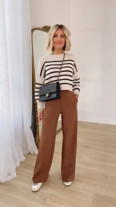 High Waisted Brown Pants Outfit, Wide Trousers Outfit Work, Pleated Trousers Outfit Casual, Autumn Trousers Outfit, Tan Trouser Pants Outfit, Tan Pants Outfit Women, Rust Wide Leg Pants Outfit, Dark Tan Pants Outfit, Marron Pants Outfit