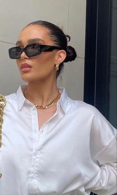 White Glasses Outfit, Trendy Sunglasses 2023, Trendy Sunglasses For Women 2023, Rectangle Sunglasses Aesthetic, Sunglasses Aesthetic Outfit, Sunglasses Women 2023, Glasses Outfit, Sunglasses Outfit