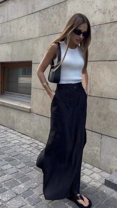 Interior Design Outfit, Old Money Aesthetic Black, Monochrome Outfit Aesthetic, Money Aesthetic Black, Summer Outfits Skirt, Look Old Money, Old Money Summer Outfits, Total Black Look, Old Money Summer